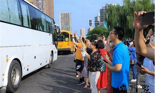 贵州高考今天最新消息-贵州大巴高考考生