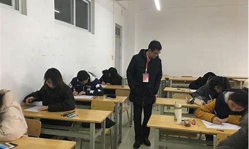 高考考场现场报道_高考学生在考场考试现场